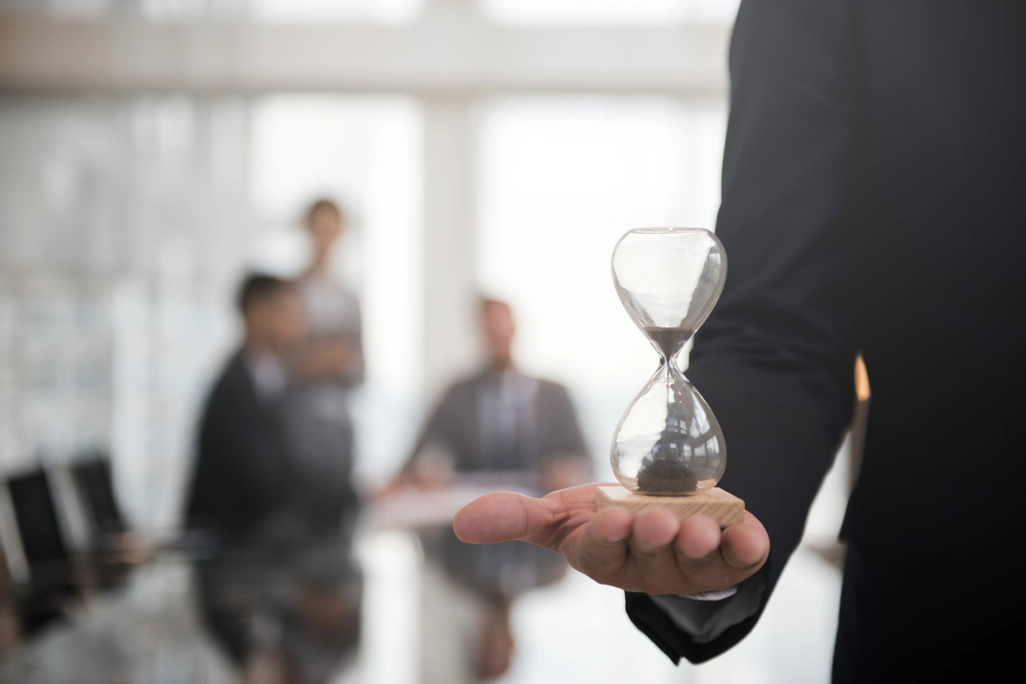 empresario-sosteniendo-reloj-arena-significa-importancia-estar-tiempo